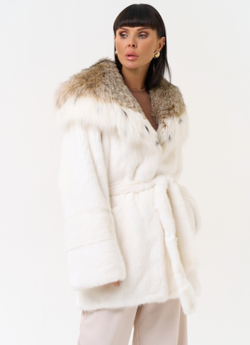 Женская шуба из меха норки с капюшоном из меха рыси