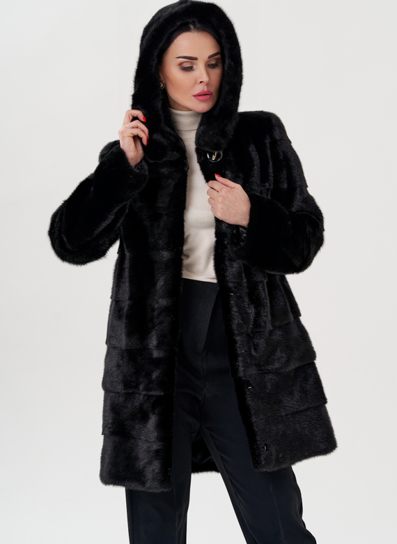 Шуба из норки с капюшоном черного цвета