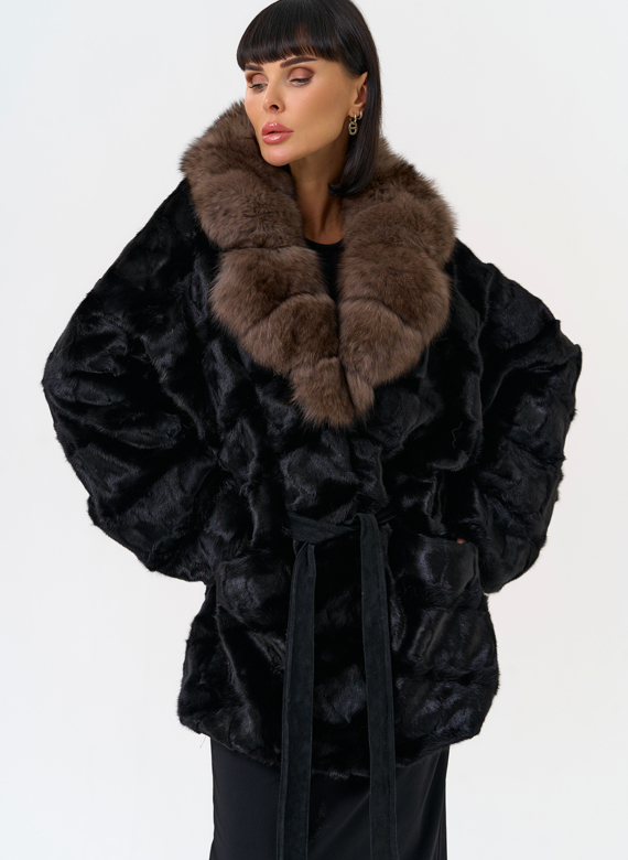 Женская шуба из меха норки  воротником из меха песца