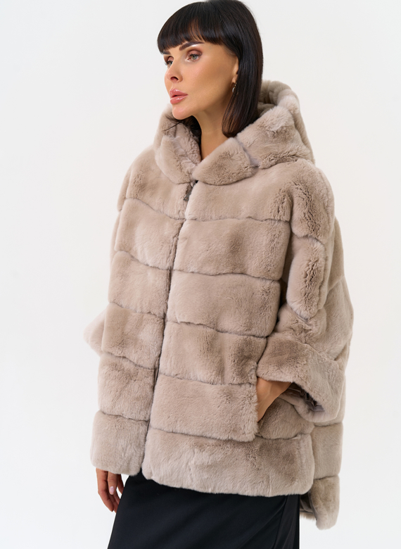 Короткая шуба из меха кролика с капюшоном