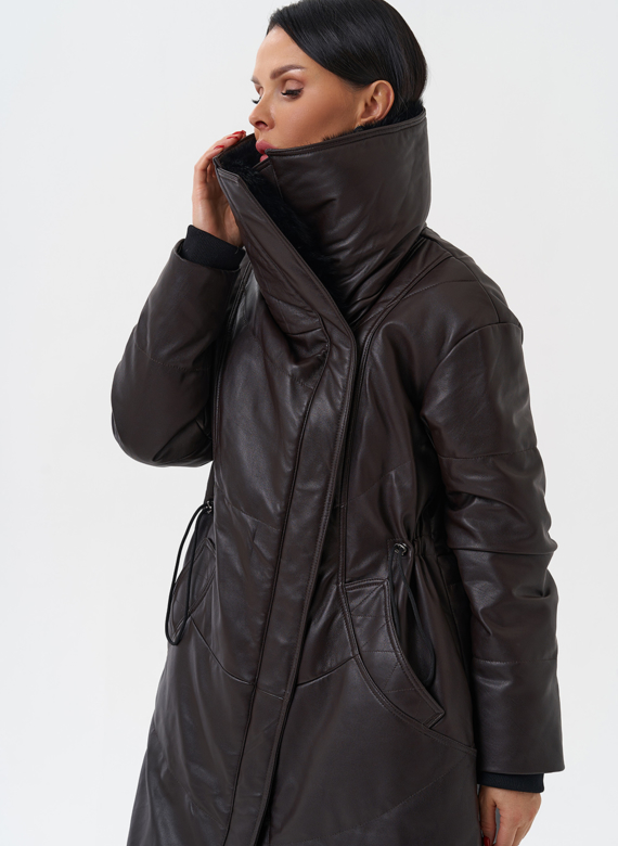 Женский кожаный пуховик с отделкой из натурального меха