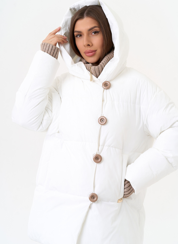 Женский пуховик белого цвета с капюшоном