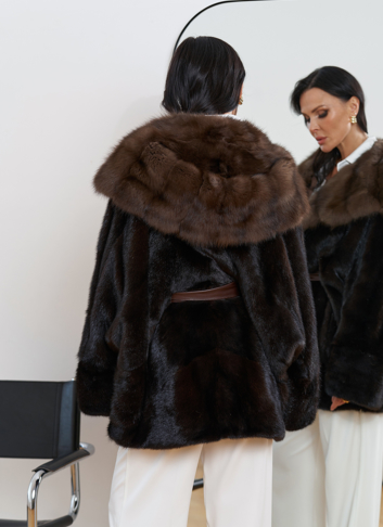 Женская шуба из меха норки с капюшоном из меха куницы