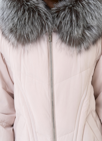 Женский пуховик с отделкой из меха чернобурки