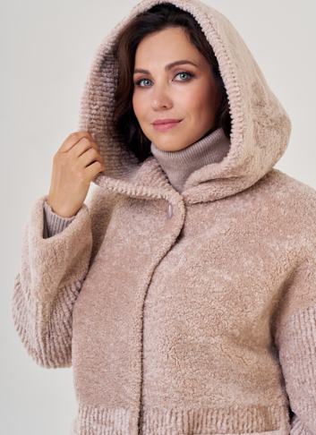 Шуба из овчины в бежевом цвете с капюшоном