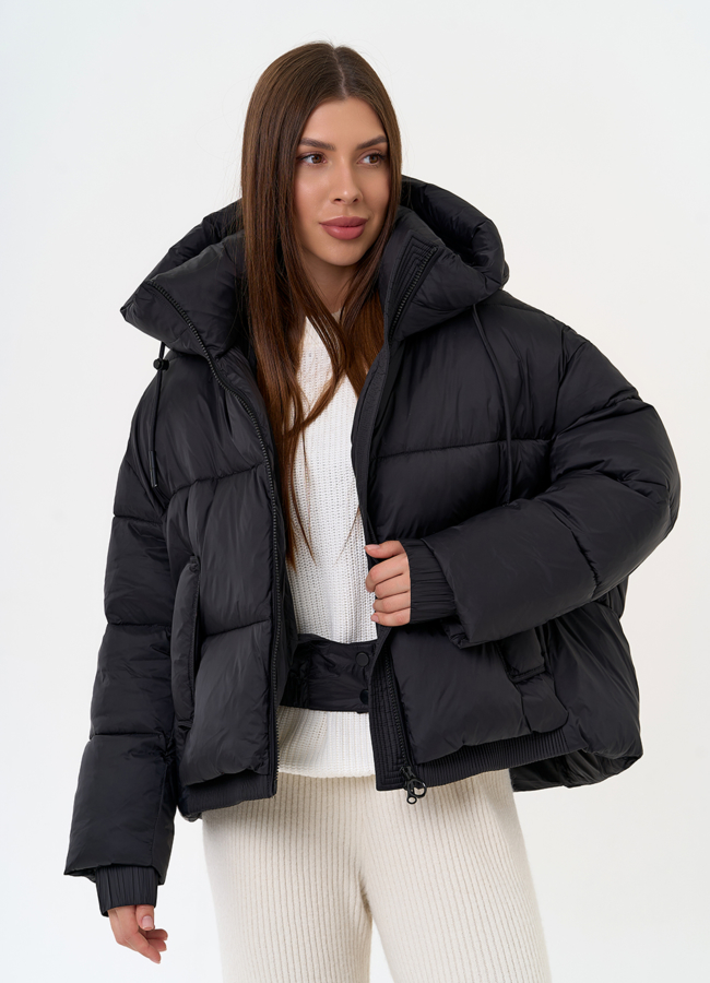 Женский короткий пуховик черного цвета модель № 31589 меха малина