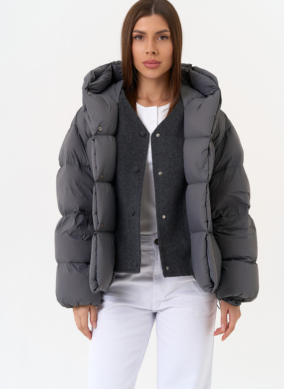 Короткий пуховик с трикотажной манишкой