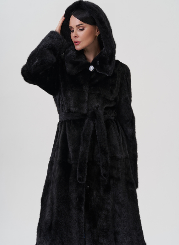 Шуба из норки черного цвета с капюшоном 