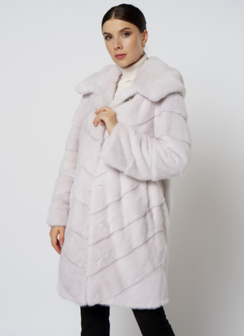 Светлая норковая шуба с капюшоном