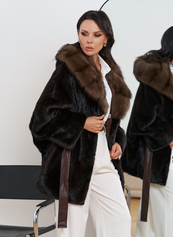 Женская шуба из меха норки с капюшоном из меха куницы