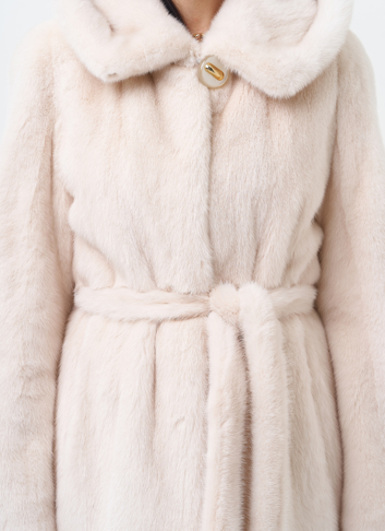 Светлая шуба с поясом из норки