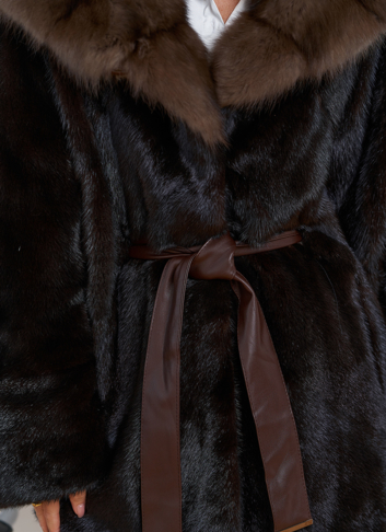 Женская шуба из меха норки с капюшоном из меха куницы