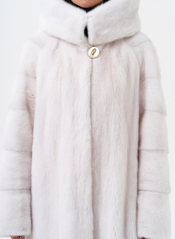 Светлая шуба из норки с капюшоном