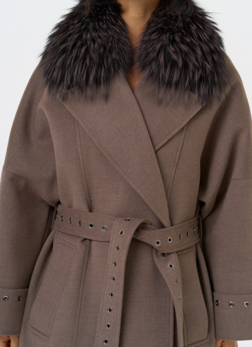 Утепленное женское пальто с английским воротником из меха лисы