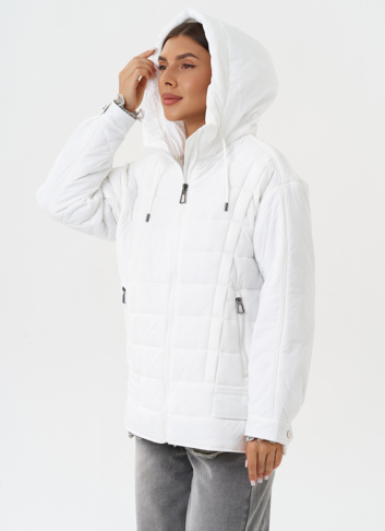 Светлая куртка с капюшоном
