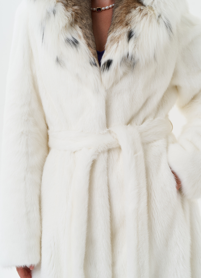 Шуба из белой  норки с капюшоном из рыси модель № 25001 в кредит