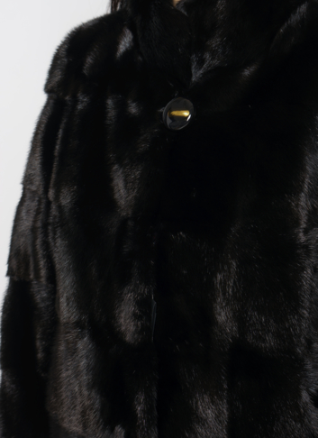 Норковая шуба с воротником стойка черного цвета 