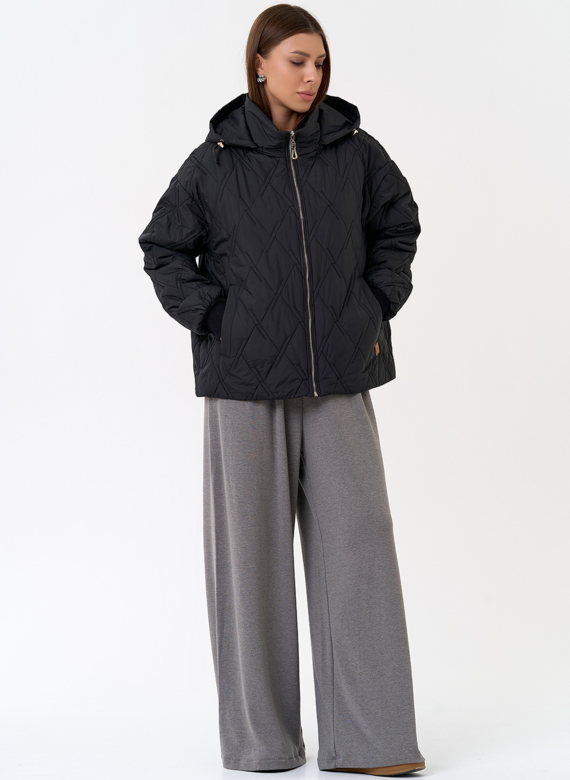 Женская куртка с капюшоном в черном цвете