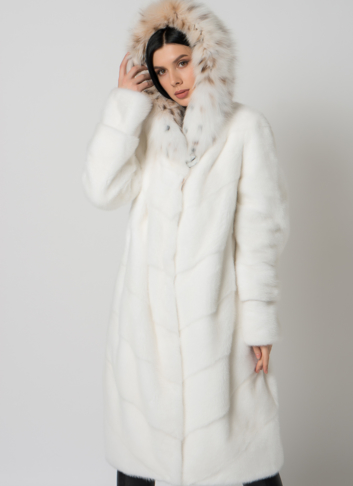 Белая шуба из норки с рысью