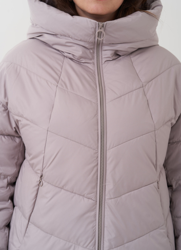 Женский пуховик с капюшоном бежевого цвета 