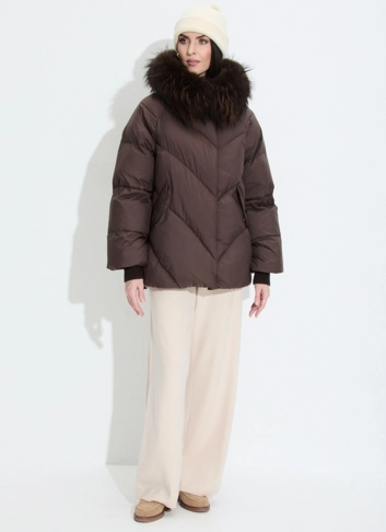 Женский пуховик с мехом енота на капюшоне фото