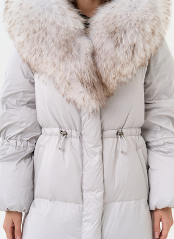 Светлый пуховик с капюшоном из меха лисы