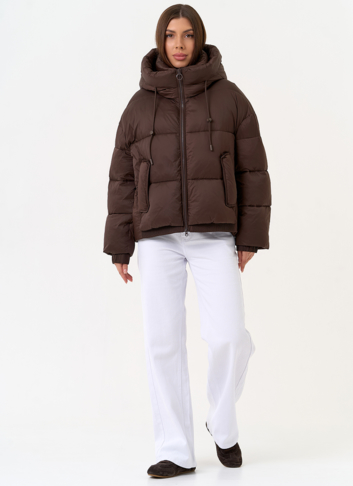 Женский короткий пуховик коричневого цвета
