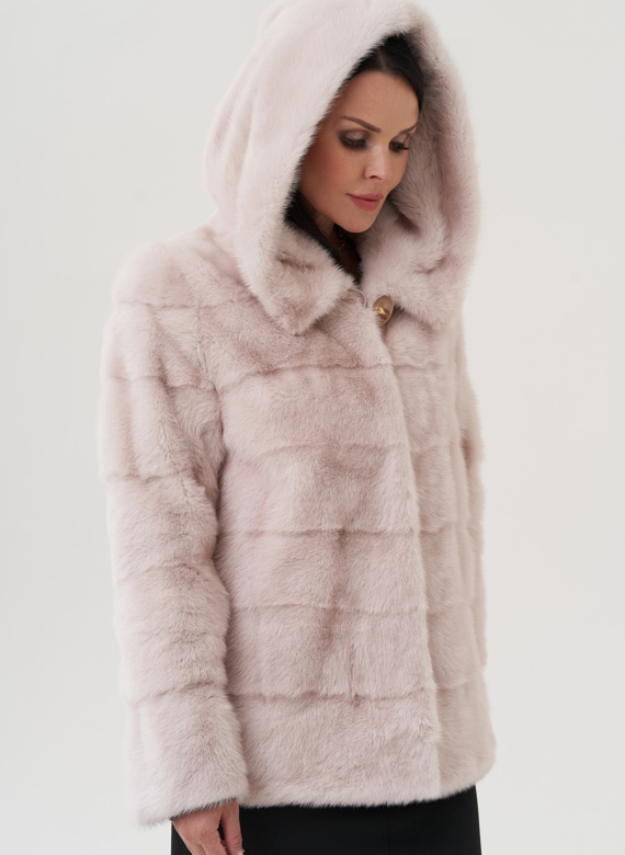 Шуба бежевого цвета из меха норки