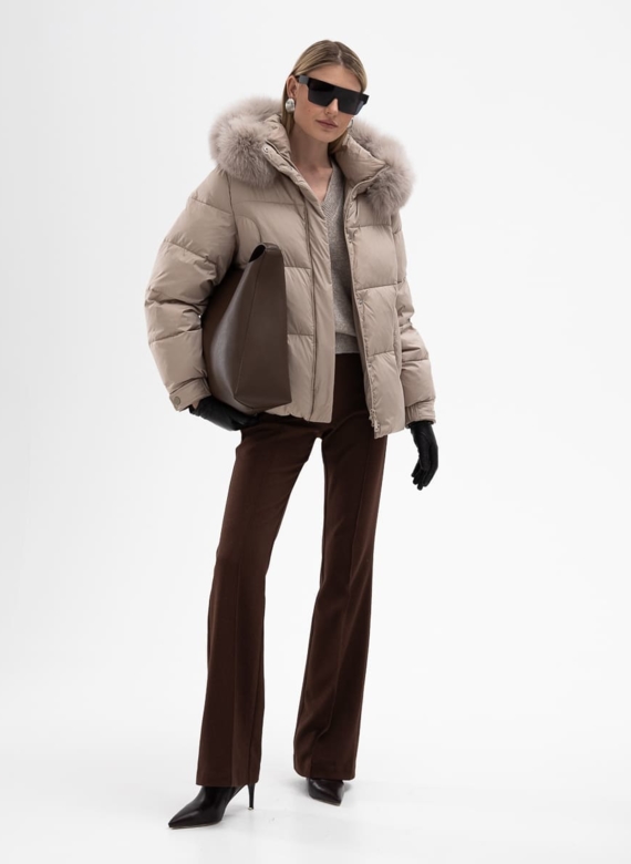 Короткий пуховик с капюшоном из меха песца