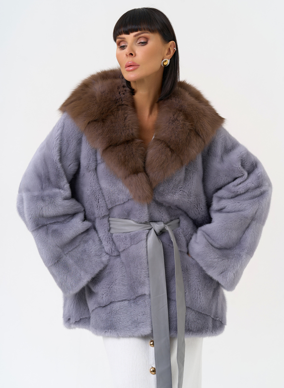 Женская шуба из меха норки с капюшоном из меха куницы