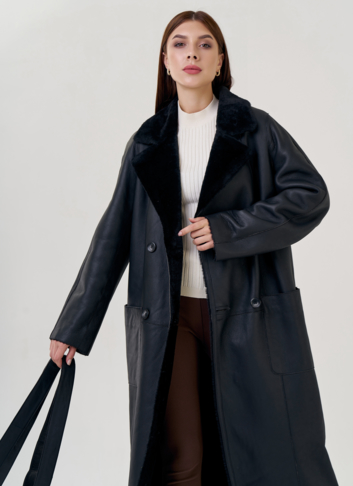 Женская дубленка черного цвета с английским воротником 