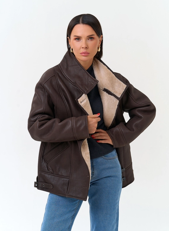 Женская дубленка из натурального меха с воротником стойкой фото