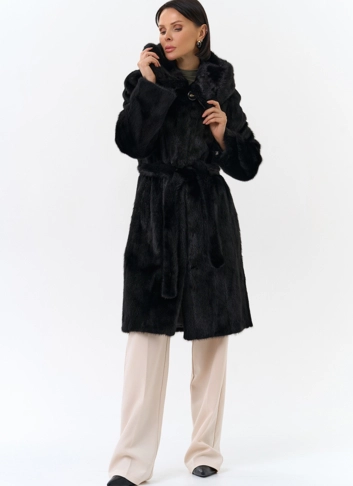 Шуба из норки черного цвета с капюшоном  фото