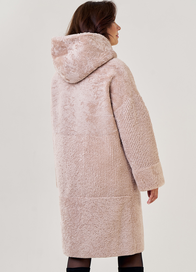 Шуба из овчины в бежевом цвете с капюшоном модель № 21979 в кредит