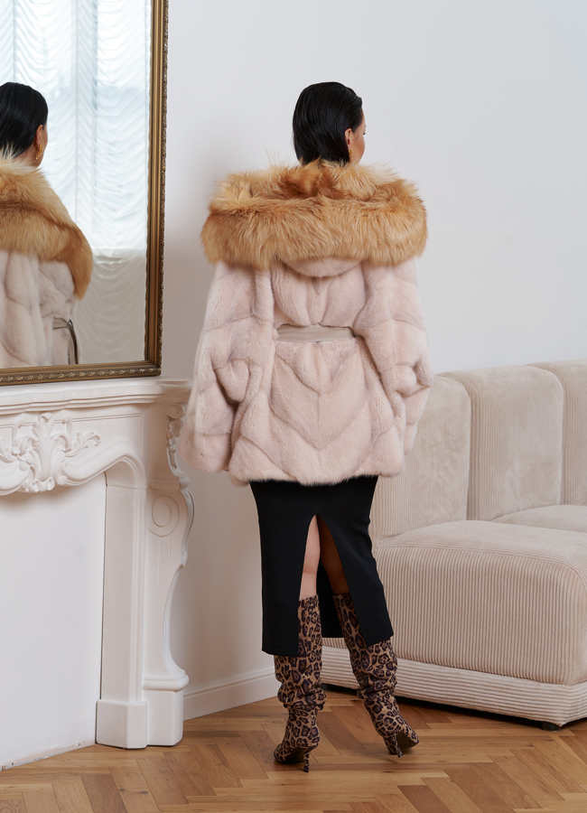 Женская норковая шуба с капюшоном из меха лисы модель № 29392 универмаг малина