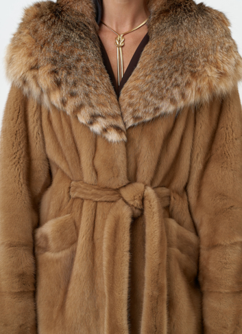 Женская шуба из меха норки с капюшоном из меха рыси