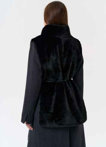 Женская манишка из эко меха в черном цвете