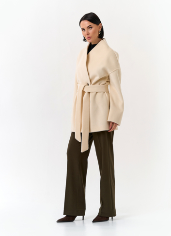 Светлое укороченное пальто с поясом