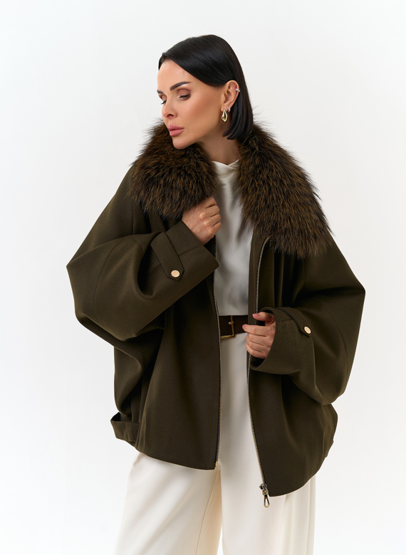 Женское укороченное пальто с отделкой из меха лисы