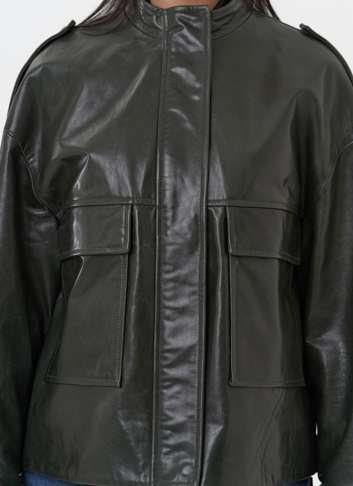 Женская кожаная куртка зеленого цвета