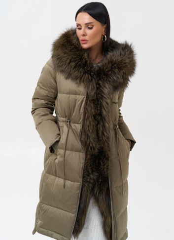 Женский пуховик с отделкой из меха чернобурки