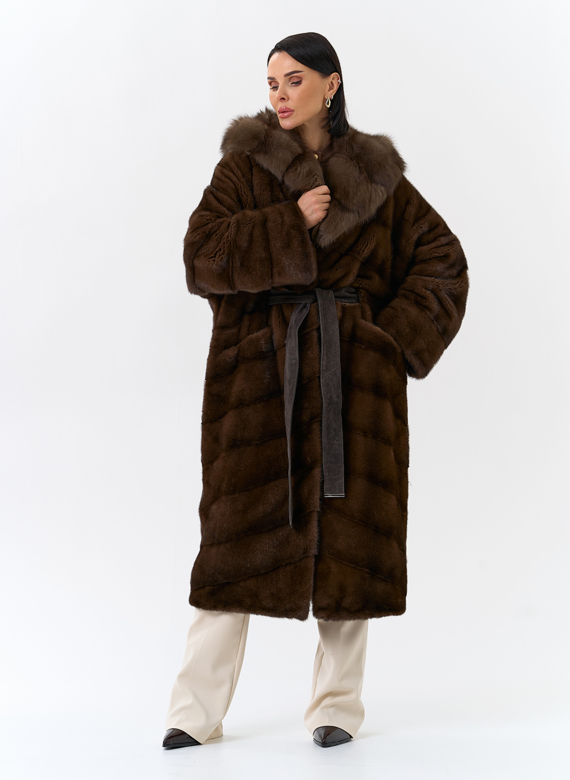 Шуба из меха норки с капюшоном из меха куницы