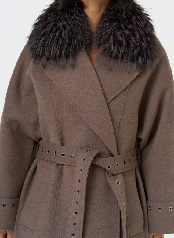 Утепленное женское пальто с английским воротником из меха лисы