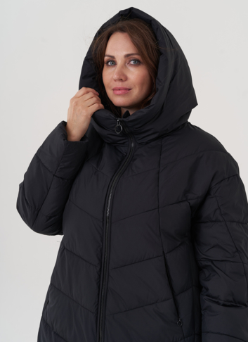 Женский пуховик с капюшоном черного цвета 