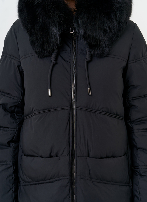 Женский пуховик с капюшоном из меха песца