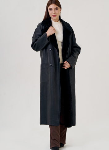 Женская дубленка черного цвета с английским воротником 