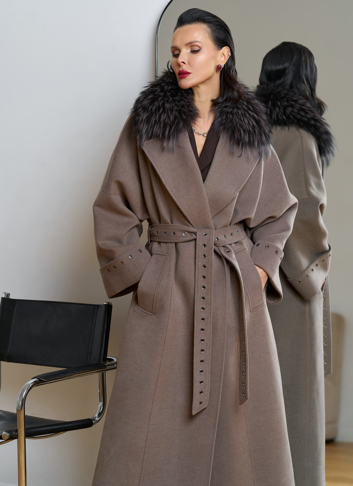 Утепленное женское пальто с английским воротником из меха лисы