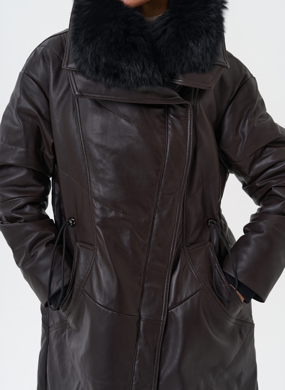 Женский кожаный пуховик с отделкой из натурального меха