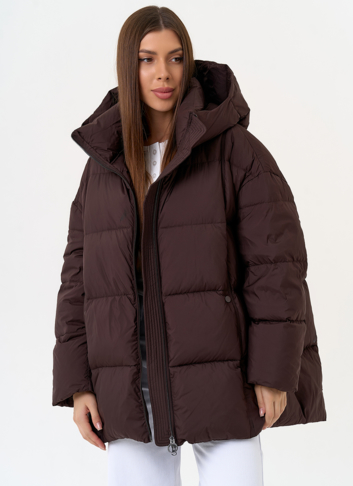 Женский пуховик коричневого цвета с капюшоном